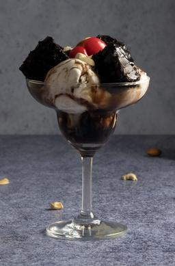 Cake fudge sundae