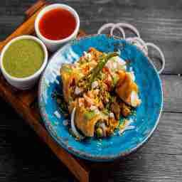 Samosa with onion & sev