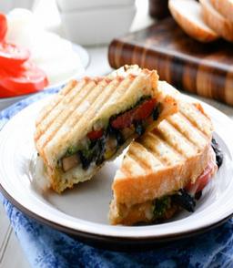 Roasted pesto mushroom & tomato sandwich