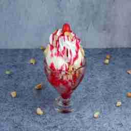 Strawberry vanilla sundae medium