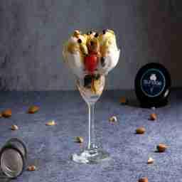 Crunchy cashew sundae