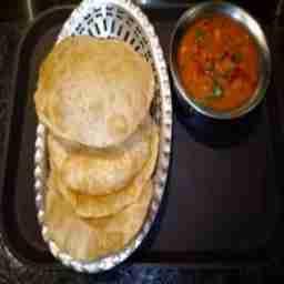 Puri With Aloo Bhaji (4 Puris)