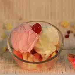 Fruit salad w ice cream
