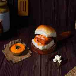 Spicy paneer vadapav with butter