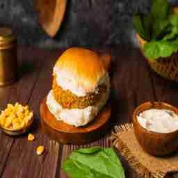 Spinach corn vadapav with butter