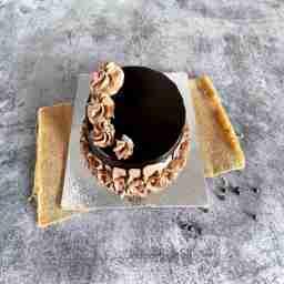 Creamy chocolate cake eggless