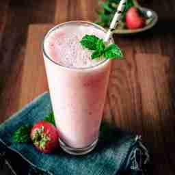 Strawberry lassi