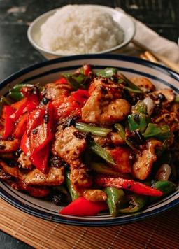 Diced chicken in black bean sauce gravy