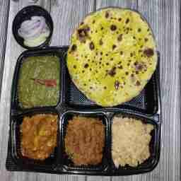 Makai di roti with saag
