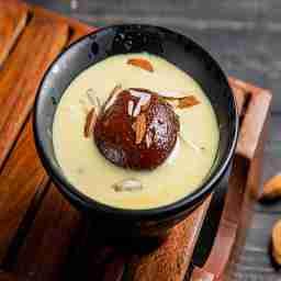 Malai rabdi gulab jamun.