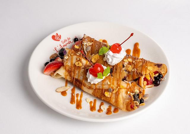 L'amour crepes au fruit breakfast