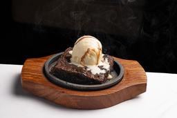 Brownie with chocolate sauce