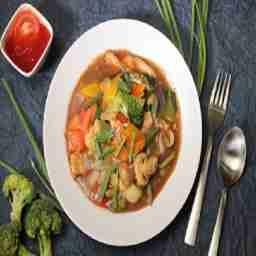 Steamed rice with white sauce boiled chicken & veggies