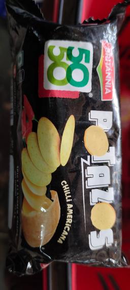 Britannia 50-50 potazos  chilli Americana spicy flavored crisps