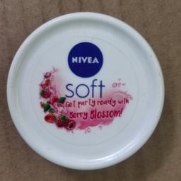 Nivea soft light moisturiser berry blossom 